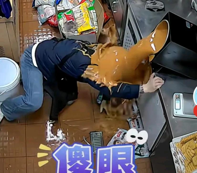 老板搬东西时不慎脚滑，被料汁浇了一头，网友说，我们一般不用这个洗头的。太吓人了