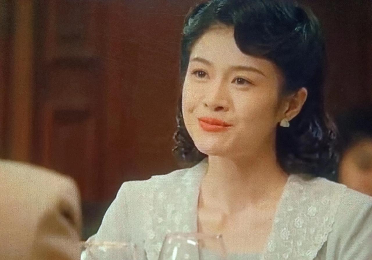 《沉默的荣耀》聂曦面对阿美和一个外国男人热聊喝酒，在这种情况下，他忍住心痛居然