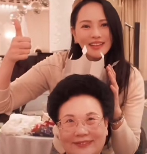 伊能静被婆婆宠成女儿幸福的婚姻是嫁对人嫁对家庭！听到伊能静要上春晚的好消息，婆