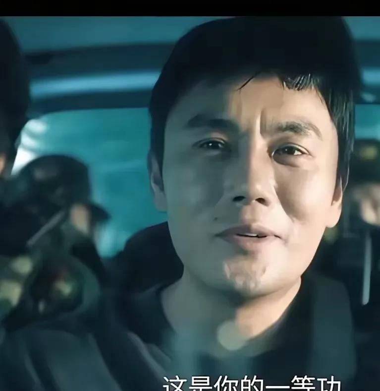 《扫毒风暴》卢少骅被抓住后，车上的缉毒警察拿出一瓶药水问卢少骅：“这是从你身上搜