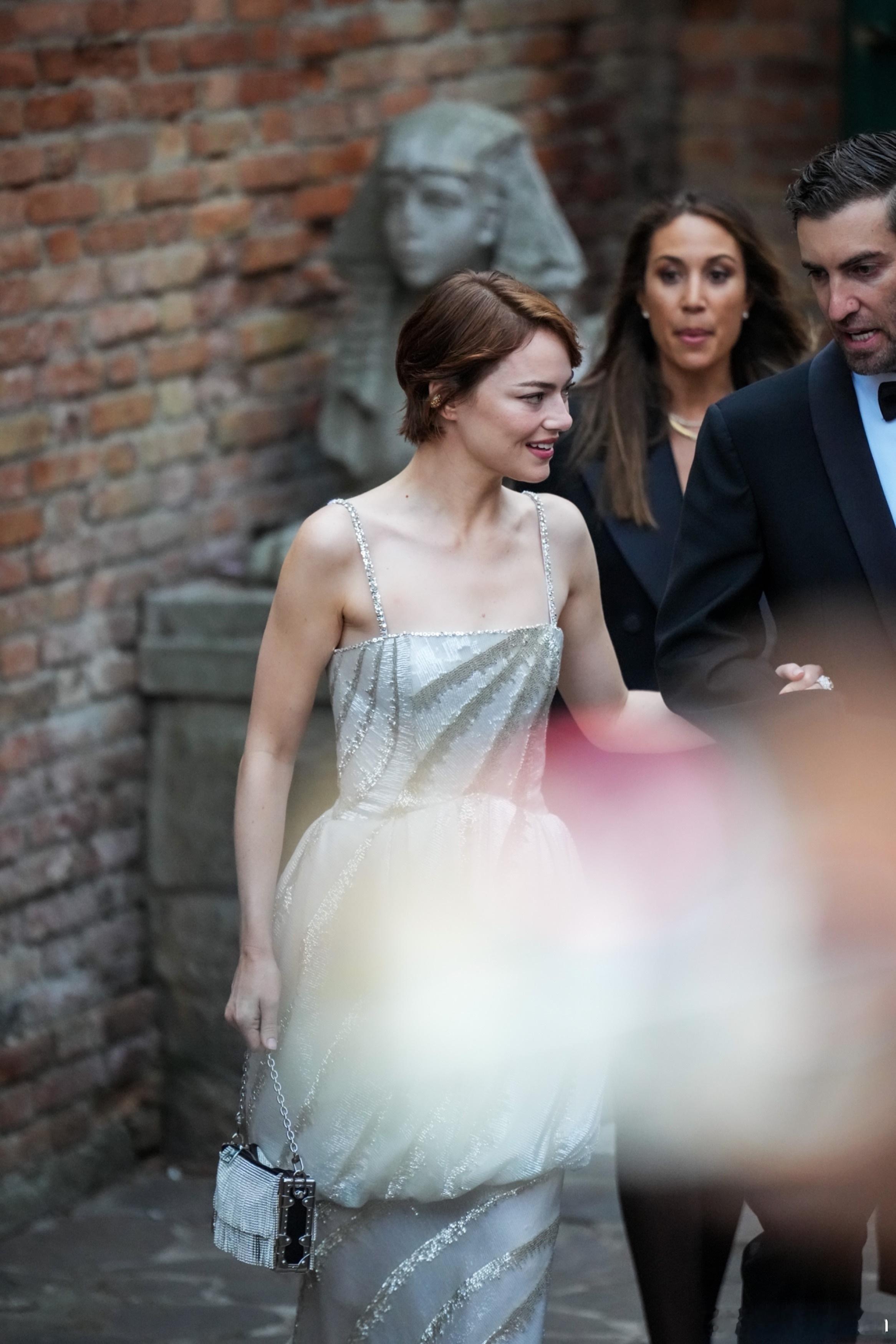 Emmastone艾玛斯通和老公DaveMcCary在威尼斯外出，石头挽着D