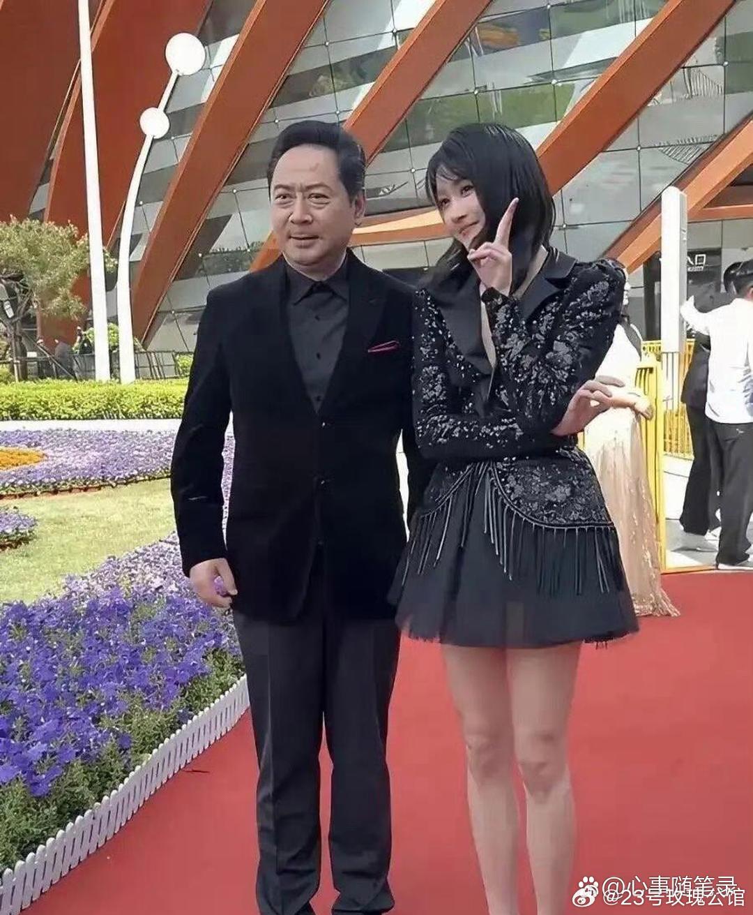 只要关晓彤觉得不尴尬，尴尬的就是别人。