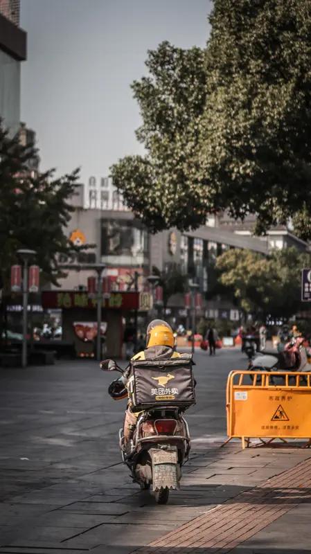 外卖小哥取餐没拔钥匙，电动车被卖到20公里外，店主：不知道是偷的外卖小哥小李像