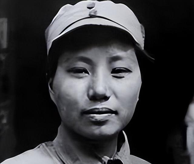 1937年，15岁女红军被敌人抓住，正要被砍头时，一名敌军官走过来，摸摸她的脸：