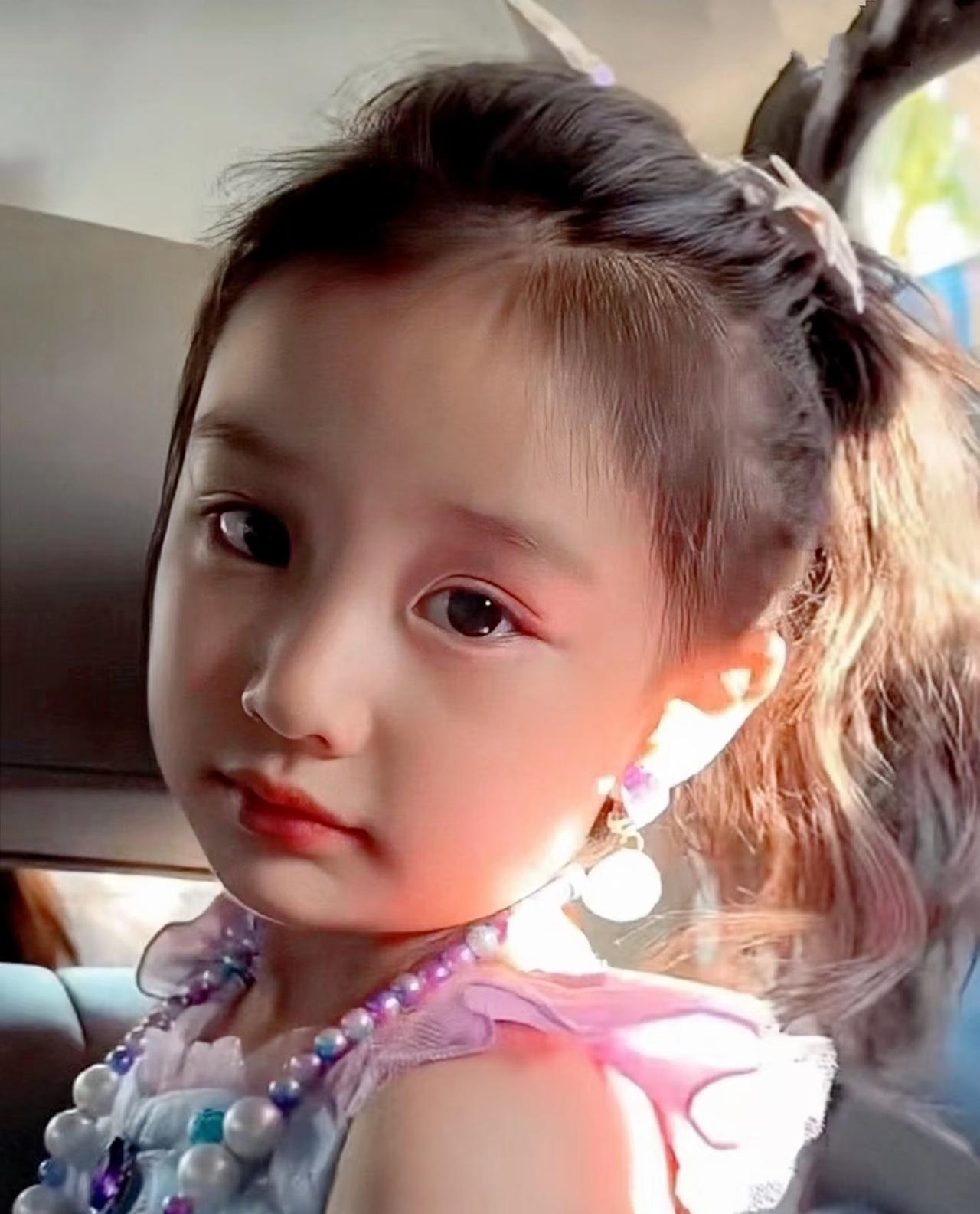 杨幂真是随了妈妈，眉眼、神态、笑起来的弧度，哪哪都像。小糯米也把这份基因接住了，
