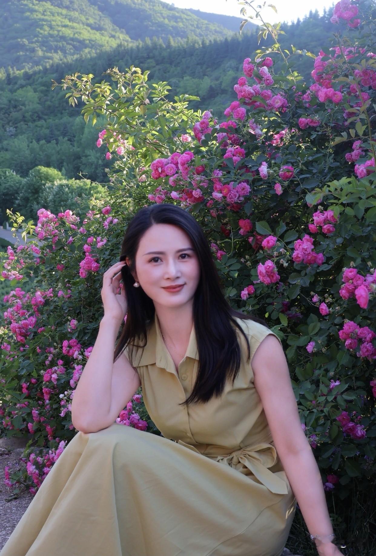 分享一张随手拍的花阳光明媚的午后，坐在绿意盎然的草地上，享受宁静与美好。