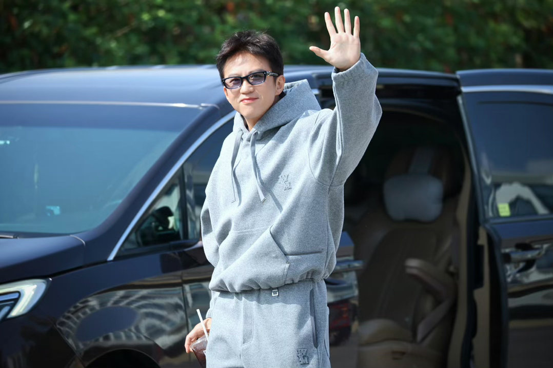 邓超综艺史上首个不明生物超哥这次确实不走寻常路，直接把自己定位成不明生物。别的