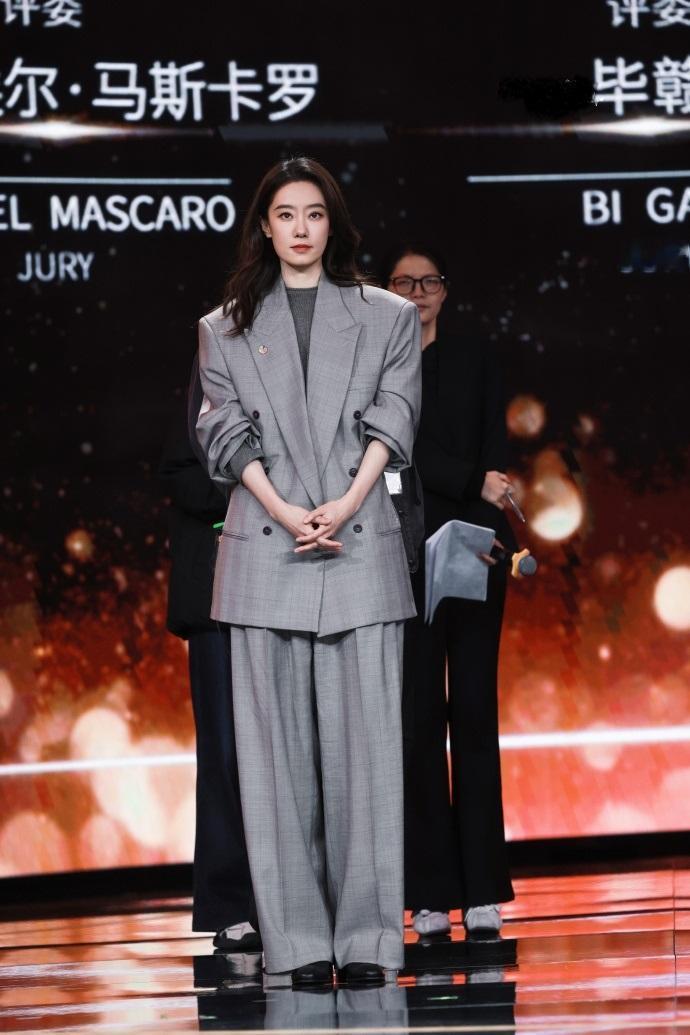 最近张小斐在出席活动的时候穿了一身灰色的西装，看上去潇洒又迷人，气质超好。张