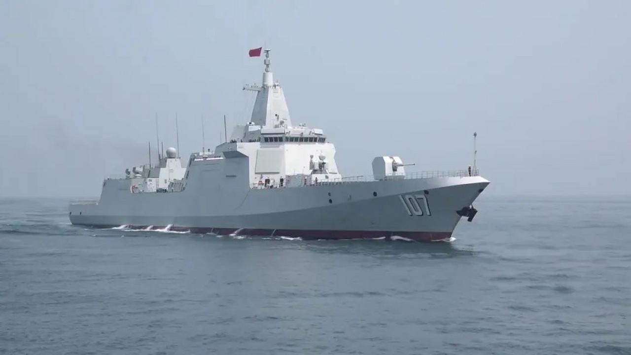 央视主动曝光055大驱被潜艇伏击画面，舰长一句“防空反潜守不住”撕开现代海战最残