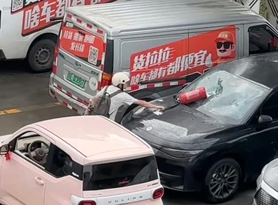 佛山一段街头冲突的视频看得人唏嘘不已，一名新能源车主发现公共充电位被没在充电的油