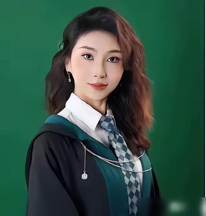 北理工的裴轶教授可能真的是一个假女权。从她的言论里表面上看起来好像很激烈，还动