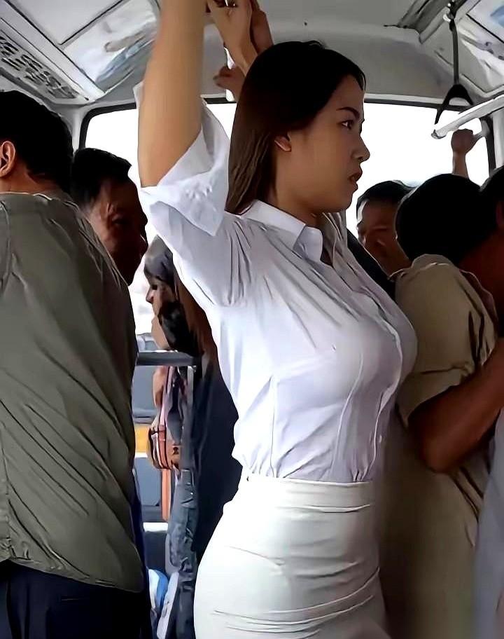 你看照片里这大姐，两只手，攥得死死的。跟长在杆子上一样。你以为她胆小？不，我