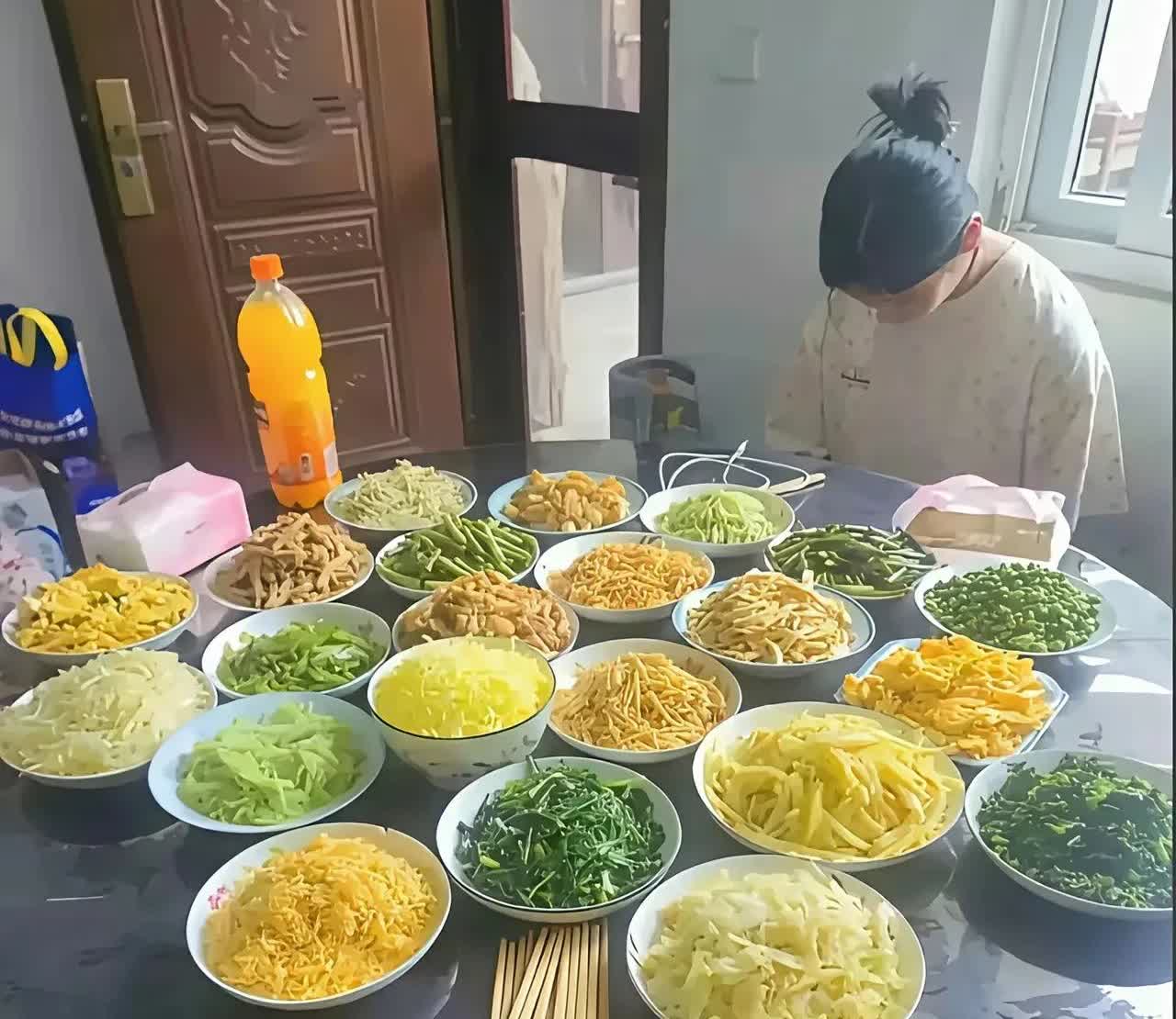 女子头一次跟男朋友见未来公婆，午饭滴水未进，下午就走了。女子和前男友谈了几年恋爱