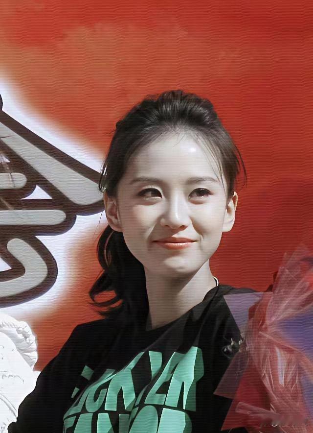刘诗诗早年颜值清新脱俗，眉眼干净澄澈，满满的初恋氛围感，一眼心动，温柔又惊艳