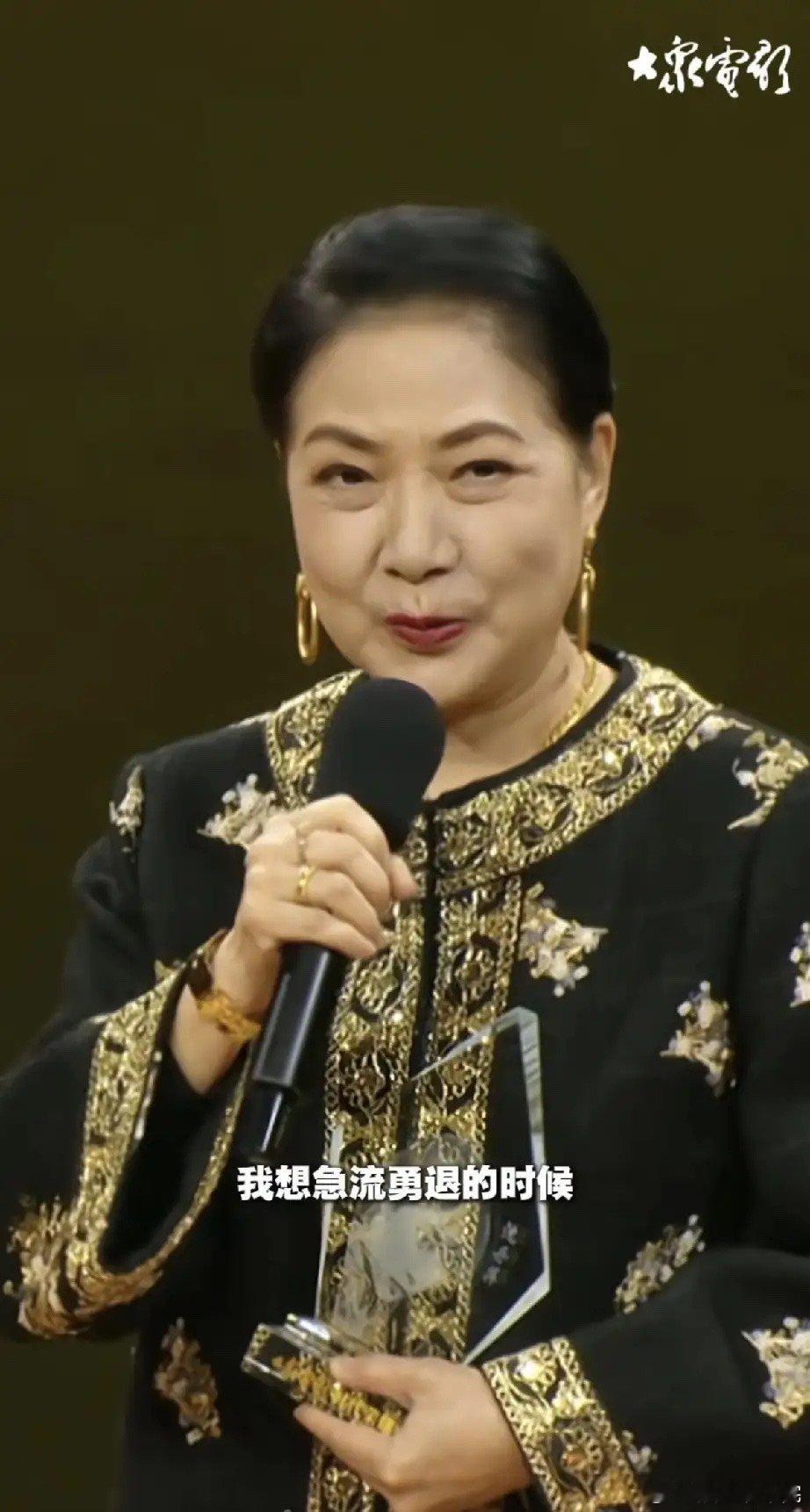 沈丹萍近照曝光，65岁怎么这么老？像80多岁的老太太，也太老了吧，感觉比刘晓庆还