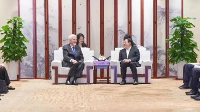 卡梅隆来中国宣传《阿凡达3》，开个交流会把老头整不会了。卡梅隆坐在沙发上，怎么样