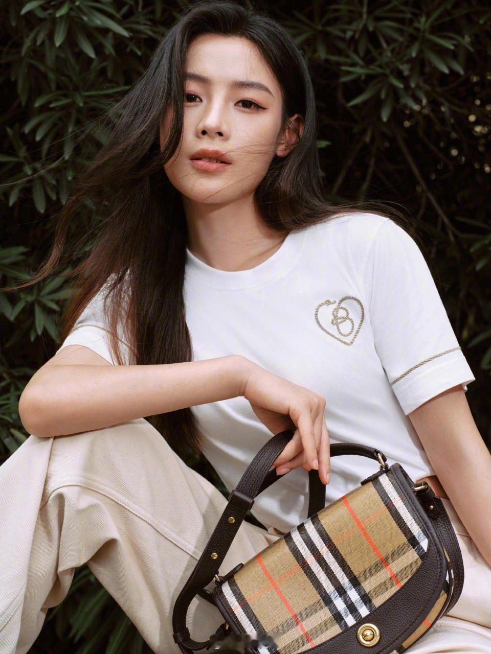 陈丽君和Burberry合作七夕新片突然发现陈丽君真的是全面开花作为越剧演员主演