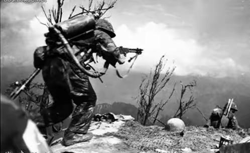 在老山战役中，一位新兵为了“立功”，不顾生死穿梭在枪林弹雨中与敌人拼杀，独自抓获
