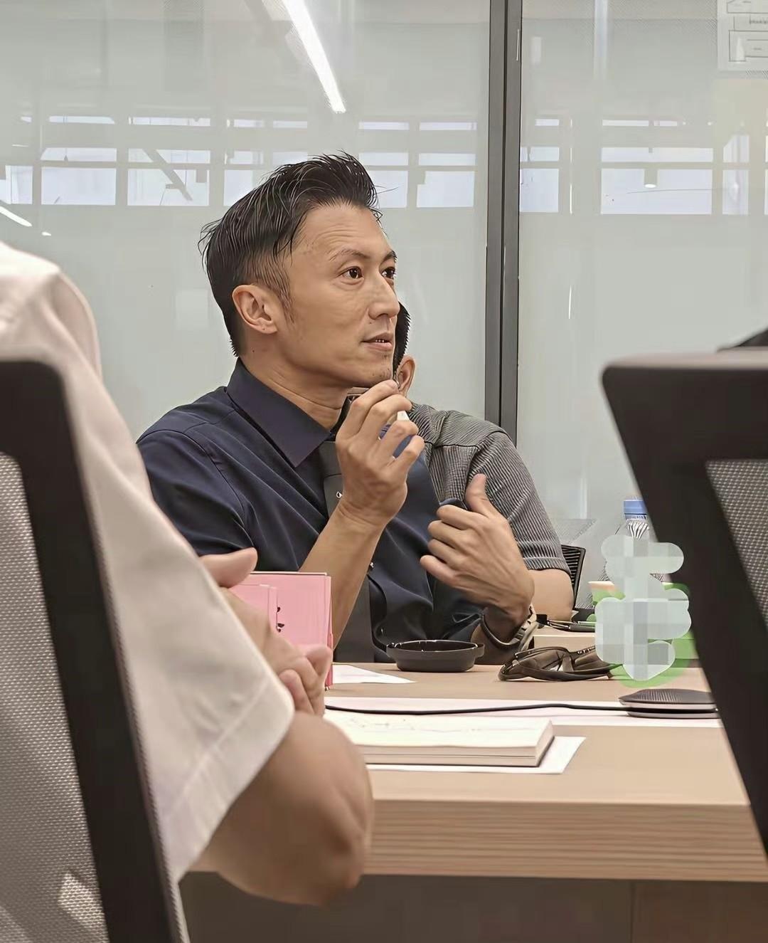 天呐，谢霆峰失去美颜滤镜后，竟然长这样！网友调侃：这样的在我们村都未必找得到老婆