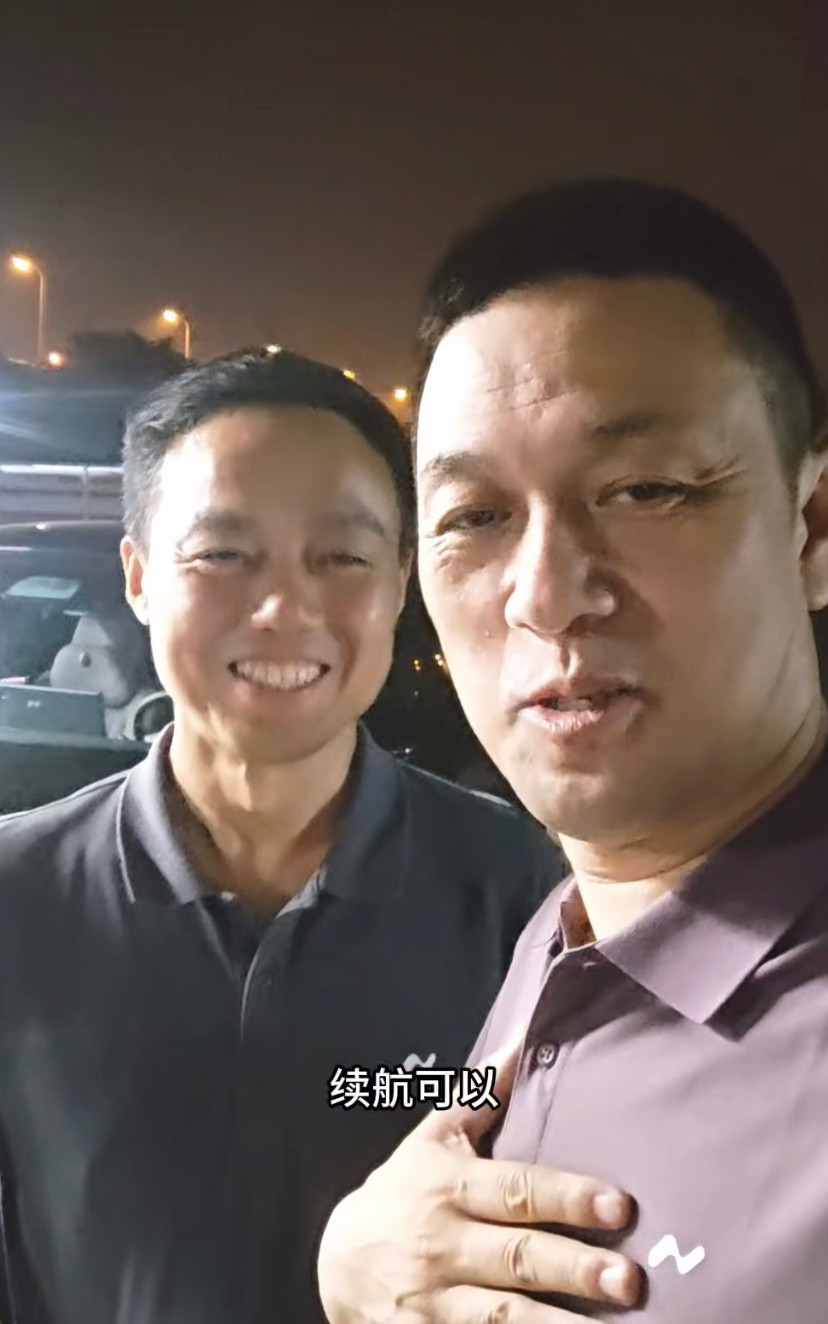 李斌这个人比雷总还真实，同事、友商、用户、教授、明星，不管和谁同框都是这个角度。