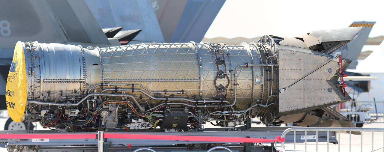 F-22的双F119-PW-100发动机。产生超过70,000磅的综合推力