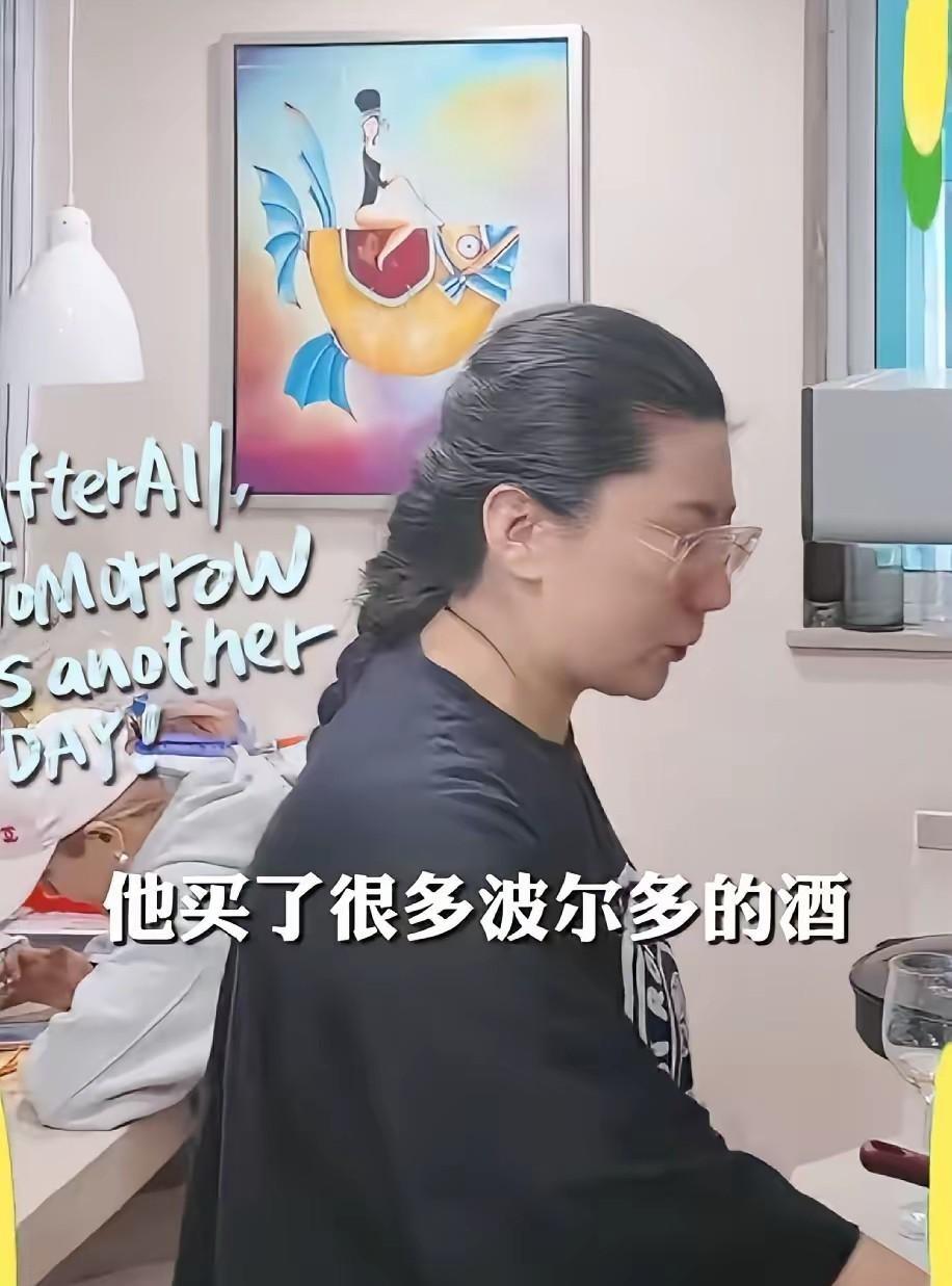 她在健身房对着大镜子拍视频时，线条紧致得像二十出头。可一旦离开那层让皱纹消失、轮