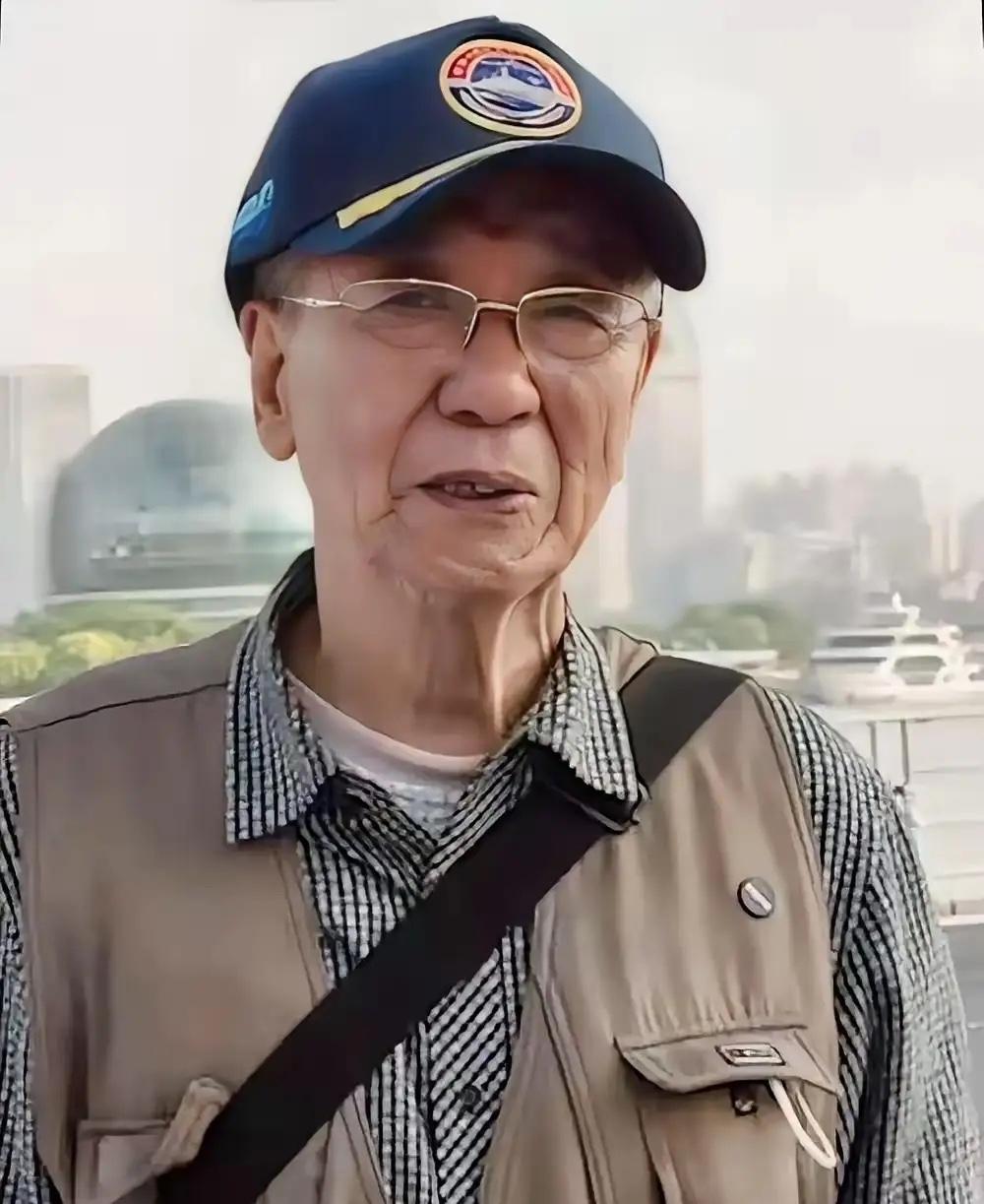 眼泪止不住了！”沂蒙山舰停靠上海，91岁海军老兵没有参观资格，拿着1953年的解