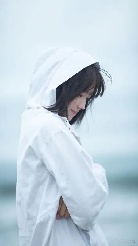 《你比星光美丽》里谭松韵的演技依旧可圈可点。就拿剧中她饰演的角色来说，在面对生活