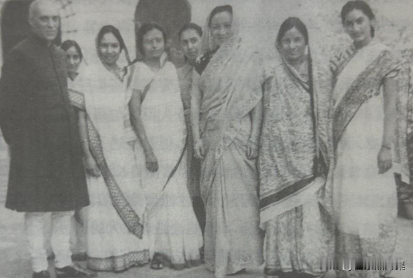 1942年2月，宋美龄陪同蒋介石访问印度期间，与尼赫鲁和印度妇女代表合影。宋美龄