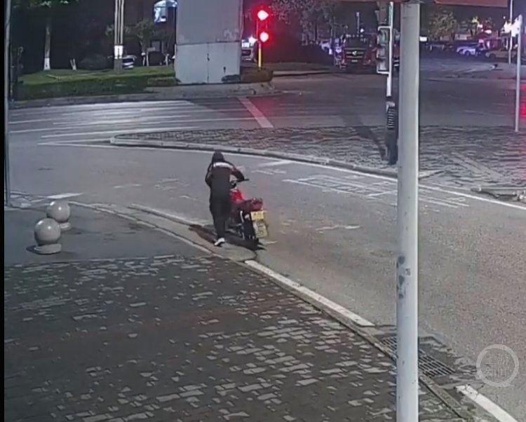 凌晨三点，重庆九龙坡，一民警下班回家路上，偶遇一名男子推着一辆摩托车行也走在路上