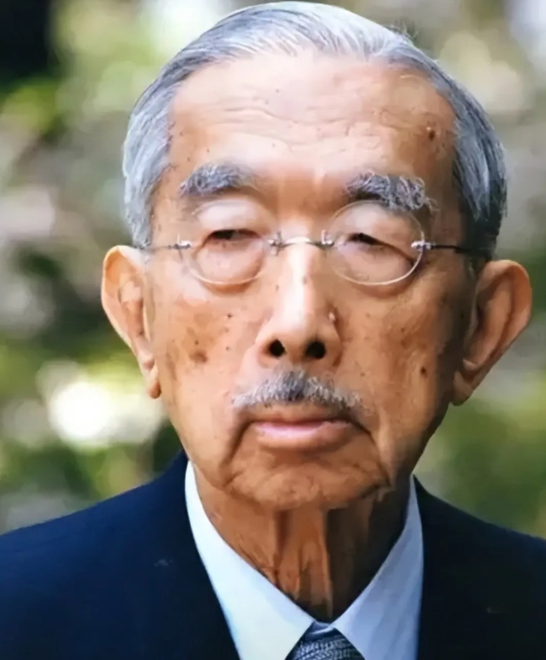 日本战犯天皇，裕仁，第二次世界大战和侵华战争的头号战犯，在他操纵领导之下，日本军