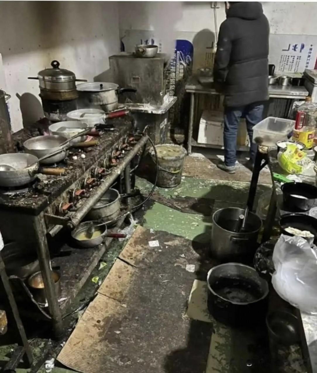 现在不敢点外卖的三大原因:第一，预制菜，反正你又看不到店面和后厨，商家为节省