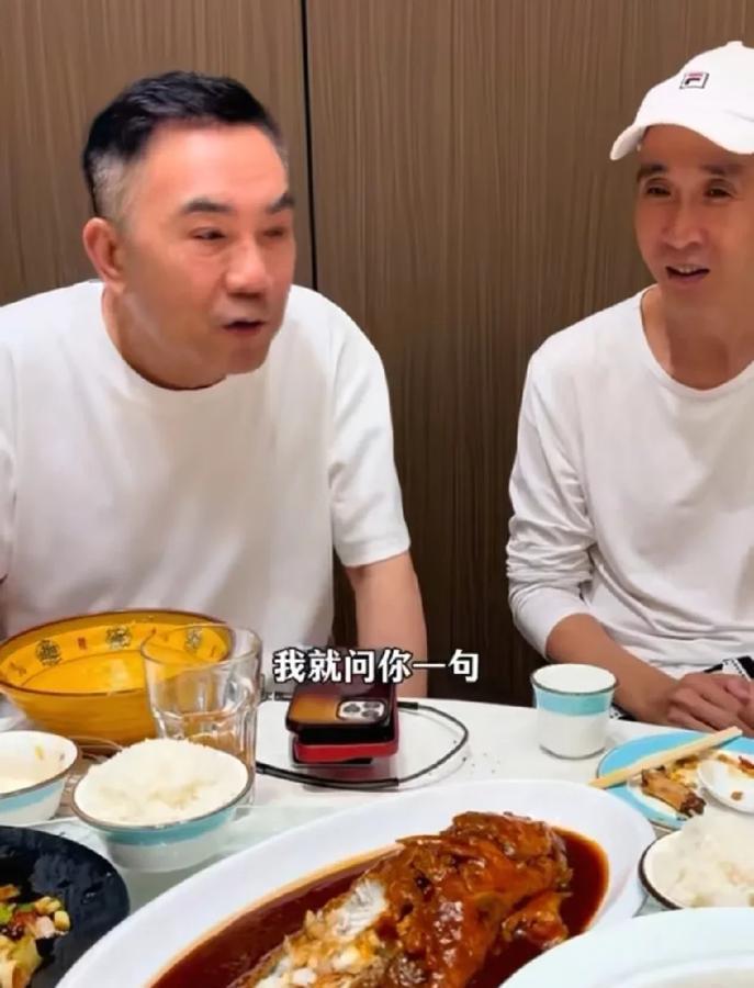 杨老五这场拜师仪式看来是真要“简化流程”了。按照相声行当的规矩，摆枝必须得有引保