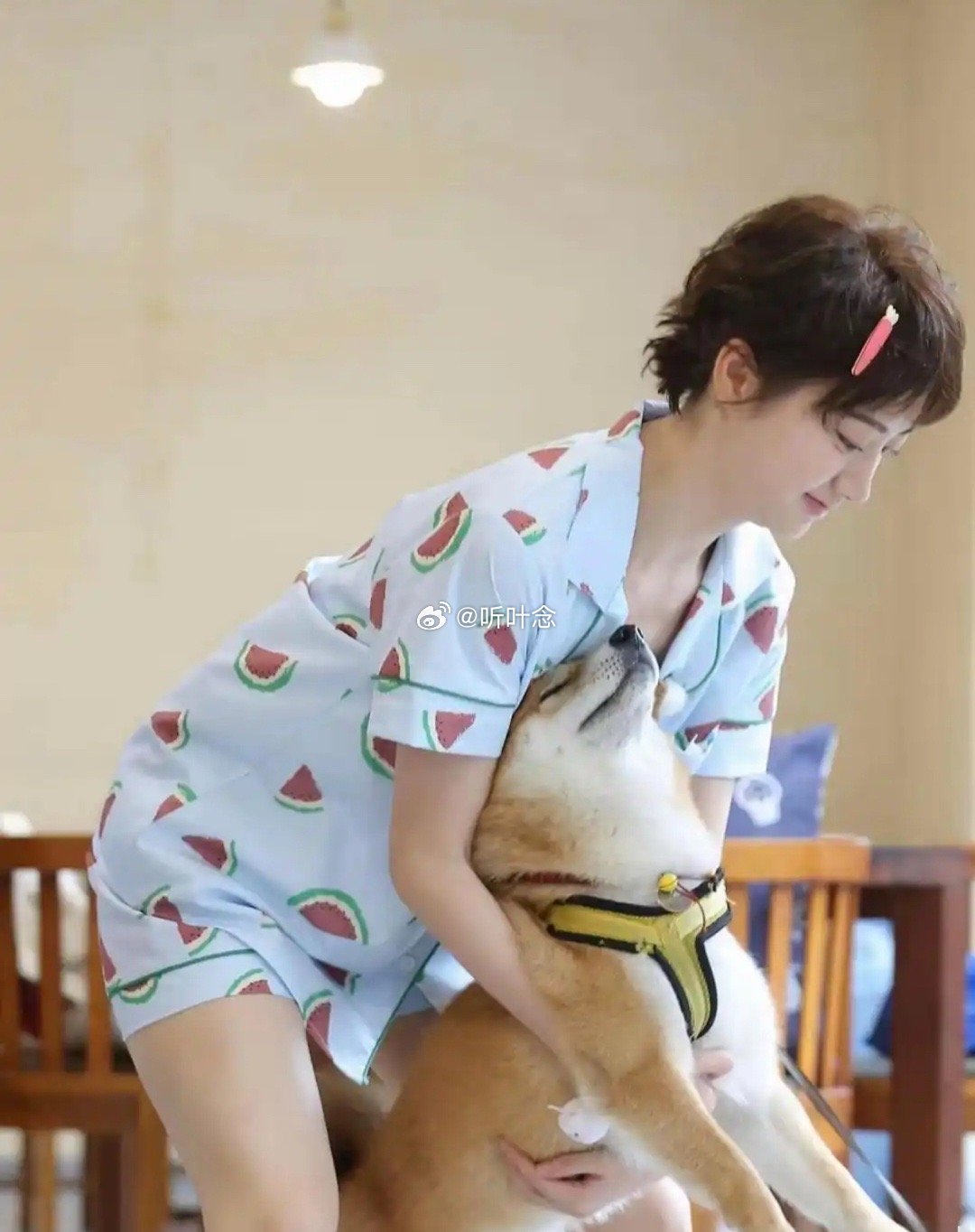 景甜玩狗的时候竟然有双下巴