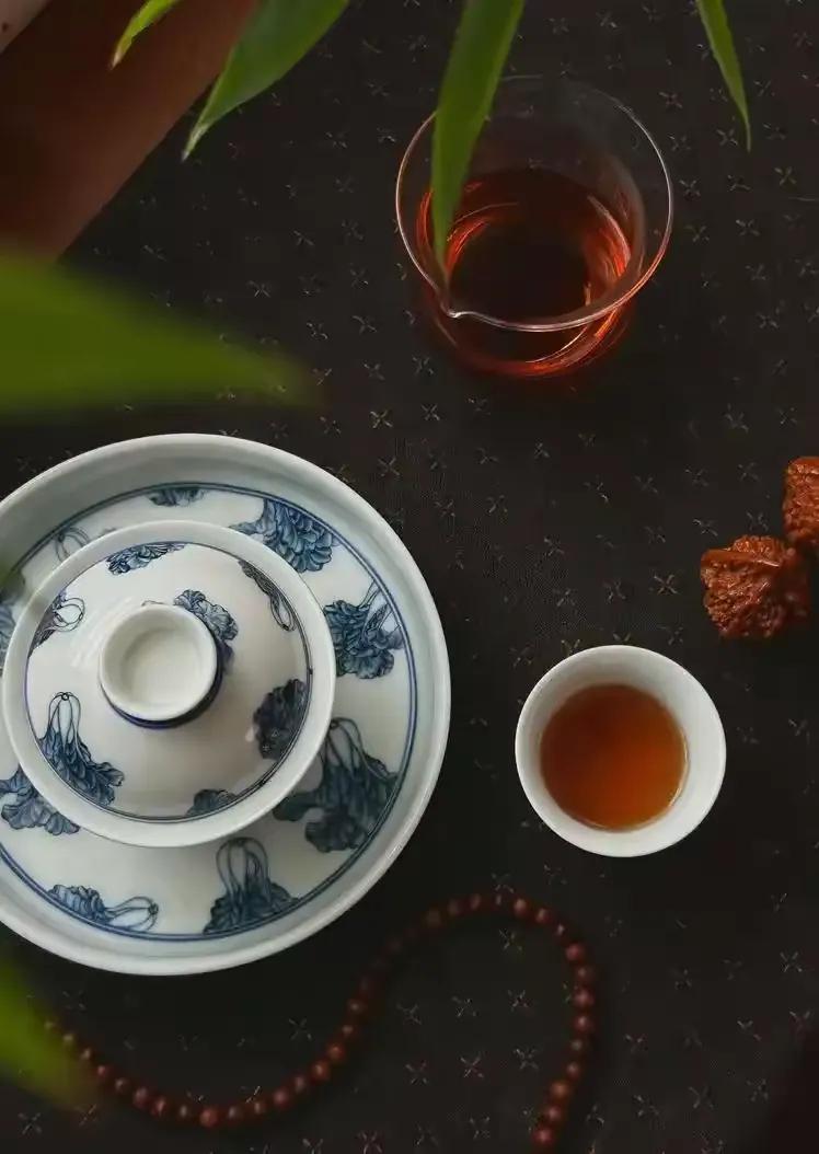 一位心理专家说：“无论跟谁谈恋爱结婚，你可以找丑的，找穷的，找矬的，找五大三粗的