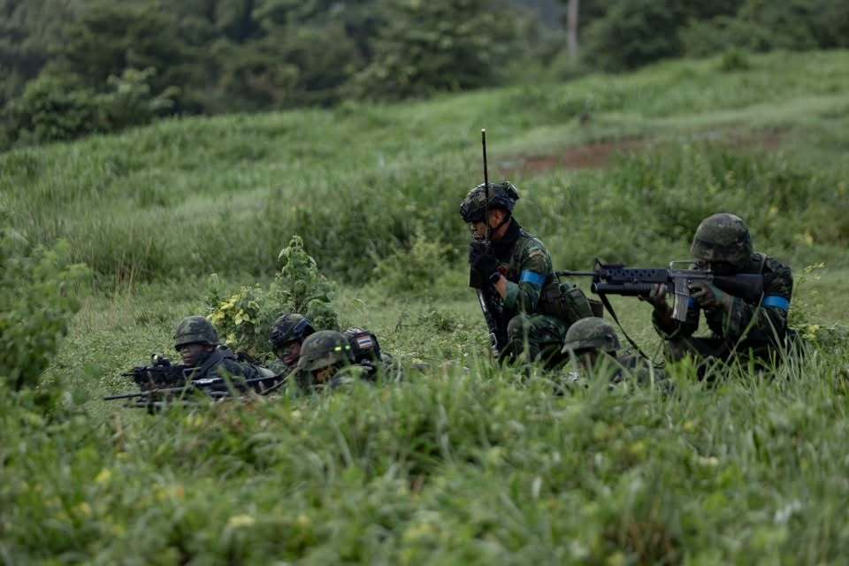 飞扬军事泰国陆军近期一场演习中，士兵搭乘BTR-3E1装甲运兵车参训，
