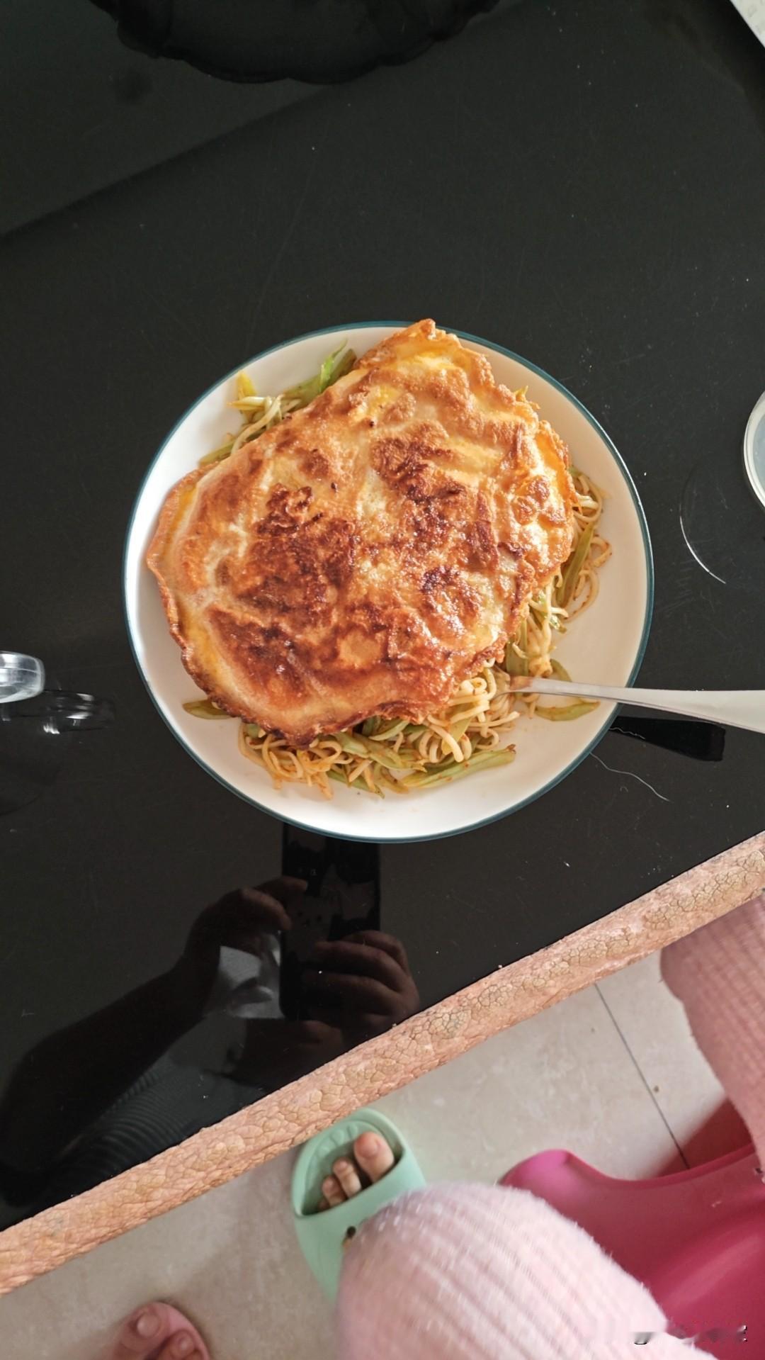 我不愿意回他家过年，特别讨厌，我也累了一年了，我妈伺候我们全家一年了，回他家就眼