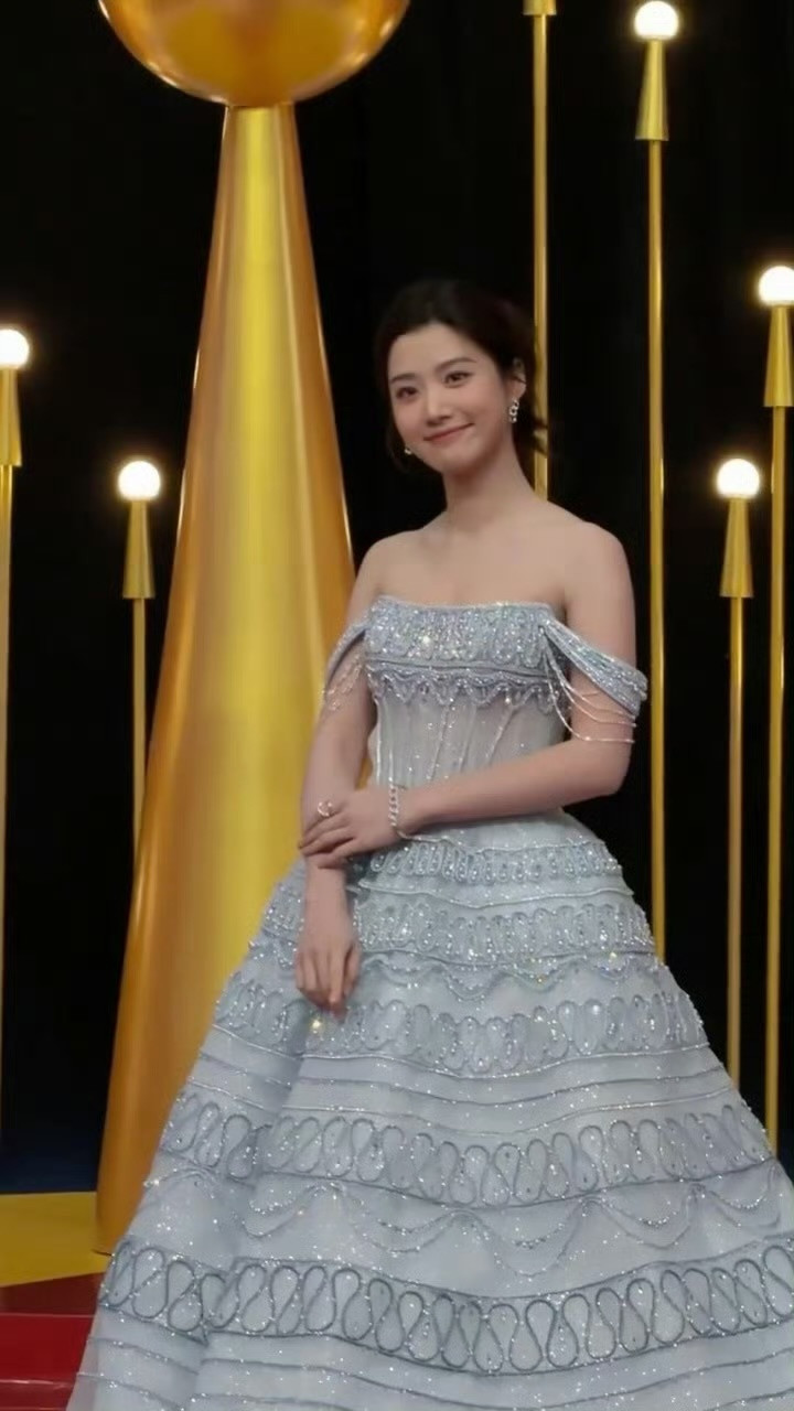 卢昱晓代言人盛典造型，浅蓝色闪钻露肩礼裙好美