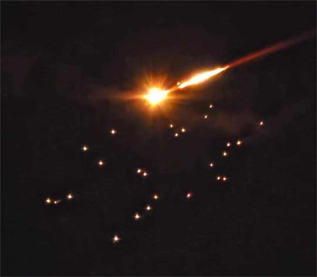 伊朗的新导弹来了，一枚战斗部重达一吨重的导弹让以色列损失惨重！这枚导弹装有集