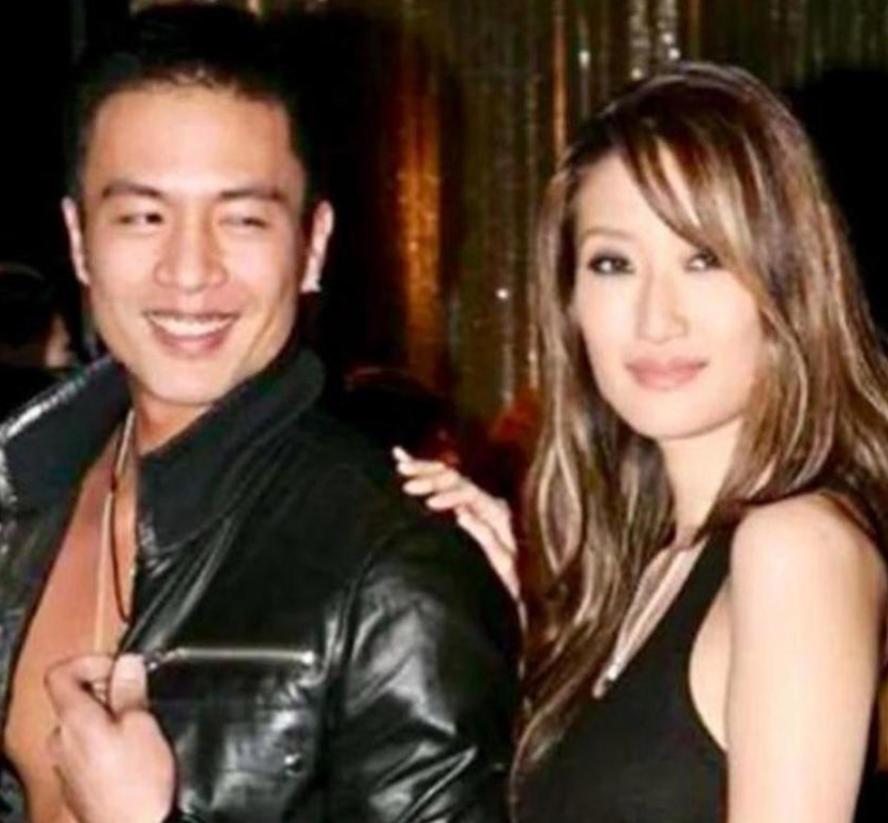 2002年，李玟在拍摄MV时，一眼看中了安志杰，两人迅速坠入爱河。可热恋没过多久