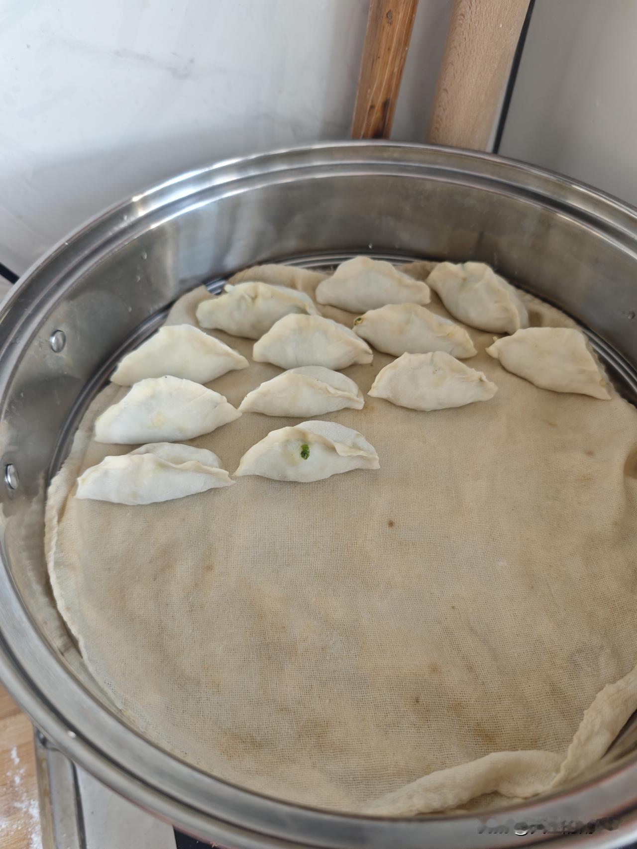 今天中午老婆在家做的蒸饺，[吐舌头眯眼睛笑]吃起来不错。