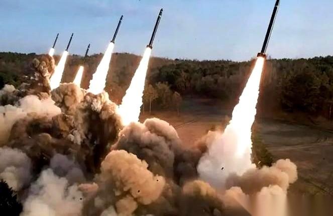 人家原子弹都运到航母上，停在你家门口了，你说这叫什么事儿？就差那么一点点，真的