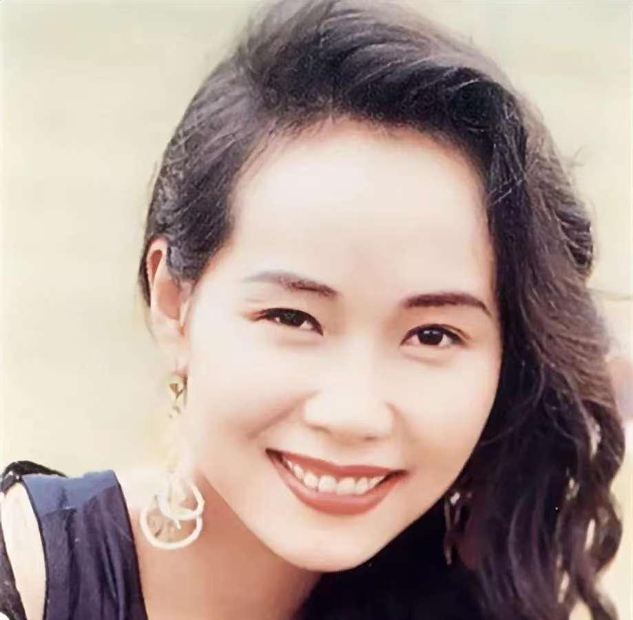 叶童回应亲哥哥李忠宁当保安。叶童说，我知道他现在在香港当保安，收入很低，但我不会