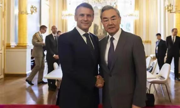 当着王毅外长的面，法国总统马克龙表示，他希望来北京一趟，除了参加9.3阅兵仪式，