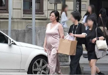 台媒拍到怀孕5个月的刘品言！言言当天结束台北电影节的活动，老公连晨翔接送回家。