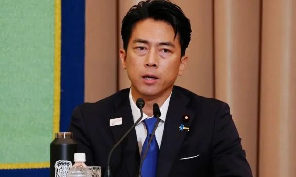 小泉现在很痛苦，因为是他代表日本签署了南海仲裁10周年联合声明，这等于他们认为太