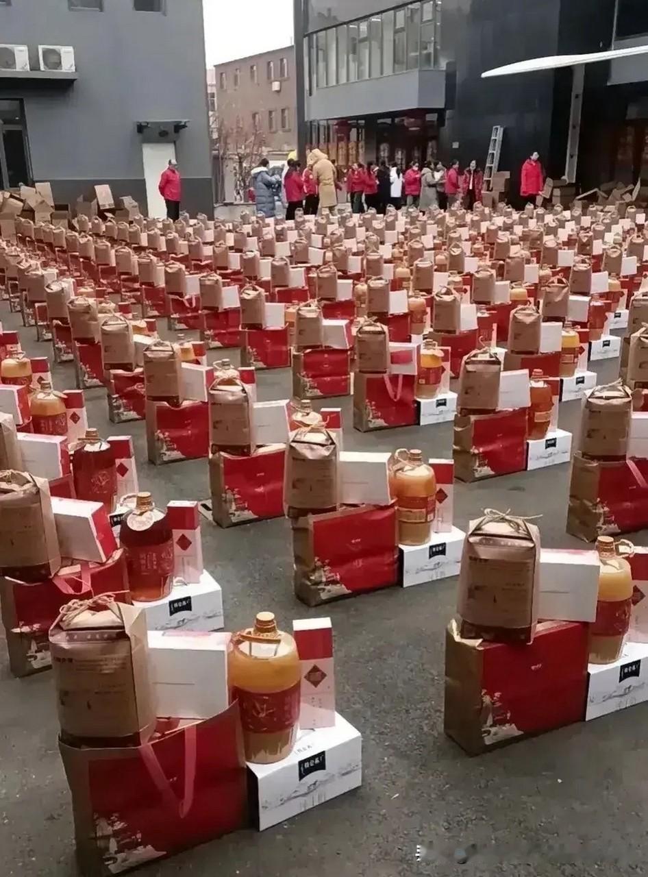 又要过年了，公司后勤开始张罗年货——沉甸甸的米面油，红彤彤的礼盒。同事在电梯里嘀