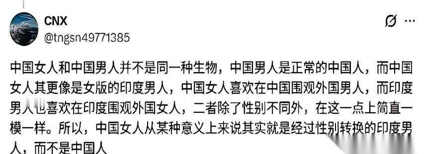 一群成年人，举着手机差点把镜头怼进人家婴儿车里，就为了拍个金发碧眼的外国小孩。