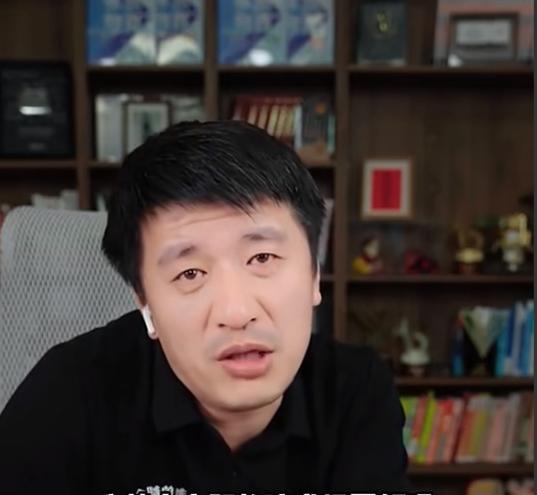 张雪峰离世后，杨幂沉默17天引全网热议：两难选择背后藏着多少无奈？张雪峰突