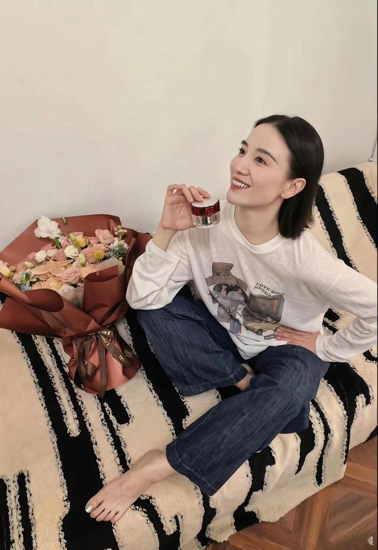 宋佳脚趾纤细修长，脚型精致好看，处处透着优雅质感​​​
